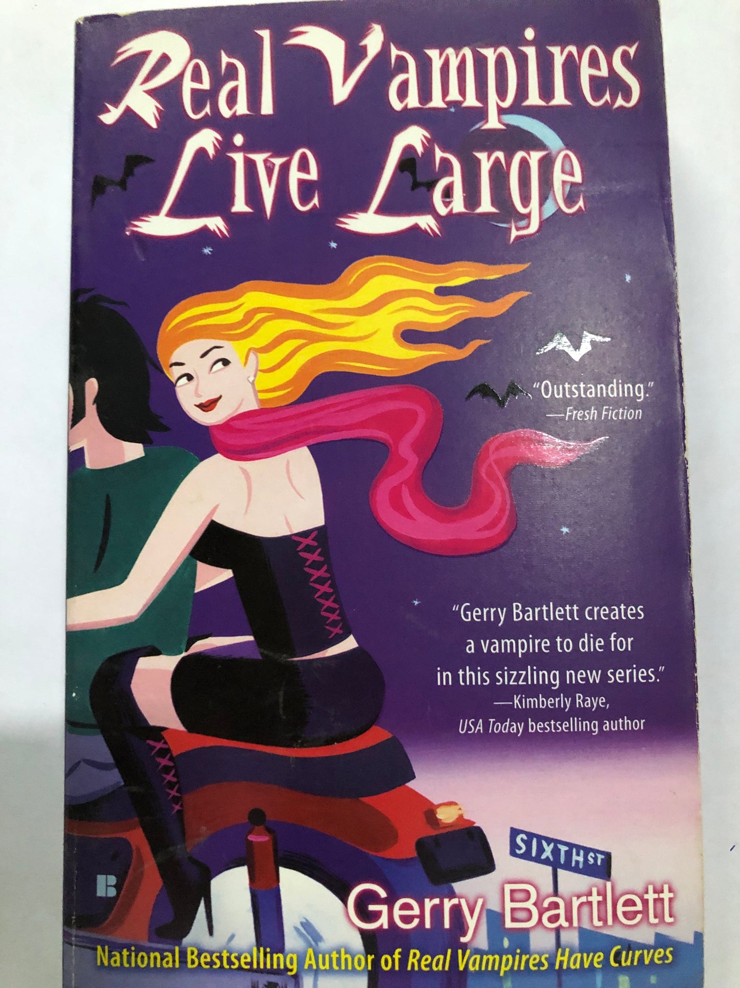 Real Vampires Live Large (Glory St. Clair, #2)